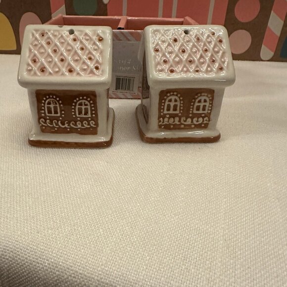 Gingerbread Houses Salt and Pepper Shakers NIB - Pairs well with mug - Picture 3 of 7